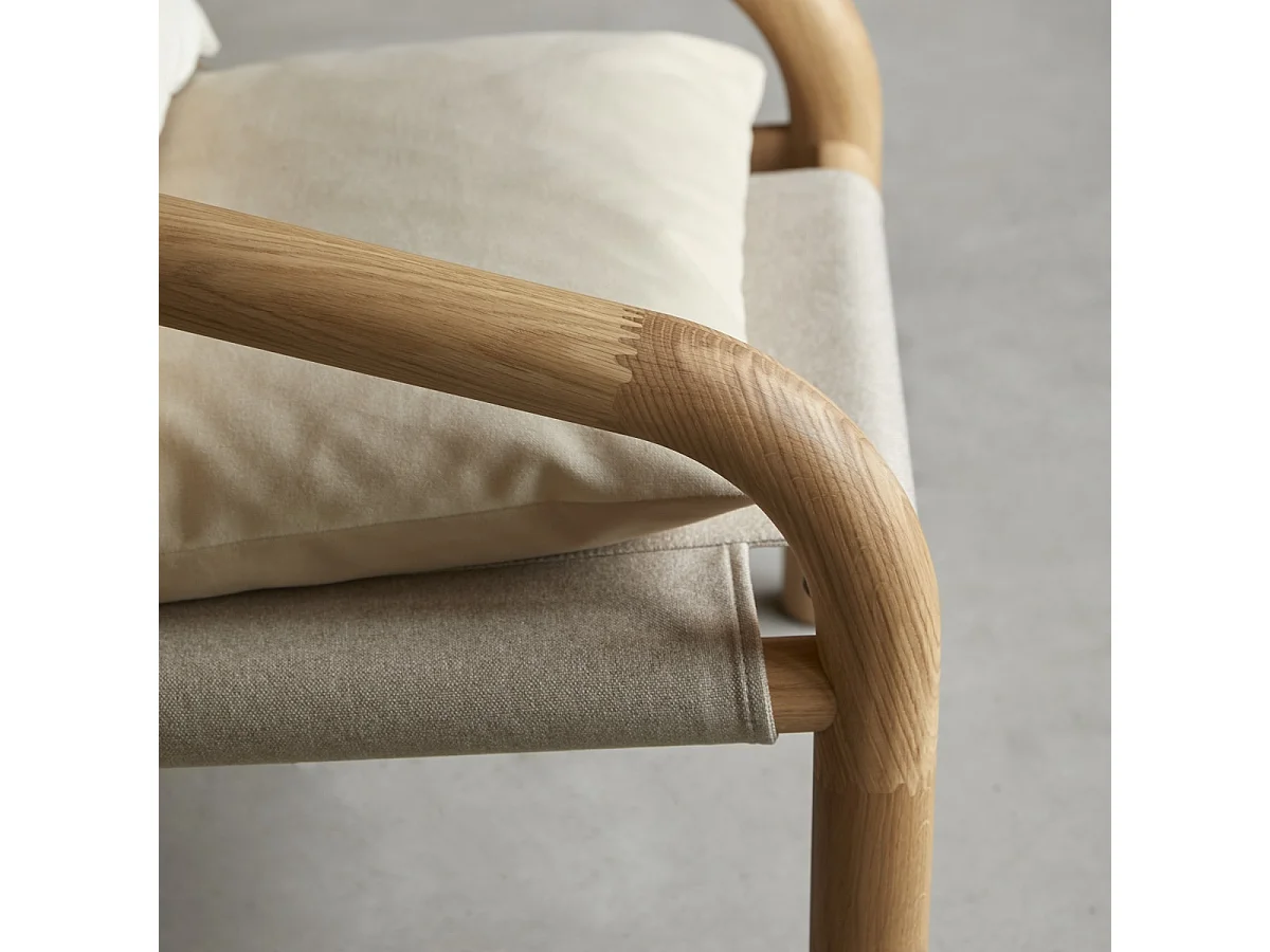 Poltrona in rovere massello chiaro e tessuto écru