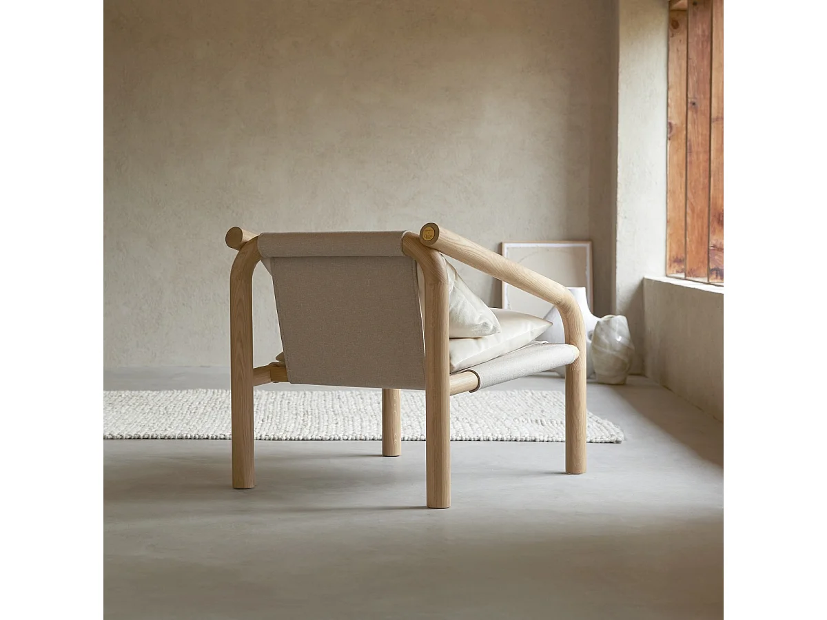 Poltrona in rovere massello chiaro e tessuto écru