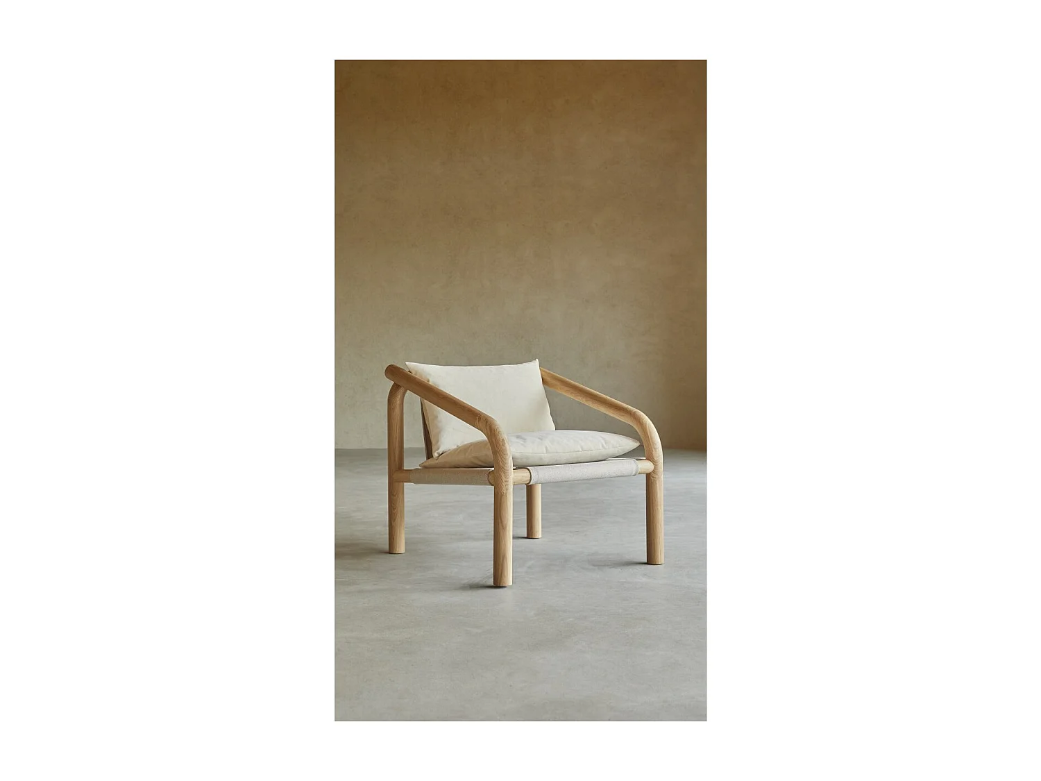 Poltrona in rovere massello chiaro e tessuto écru