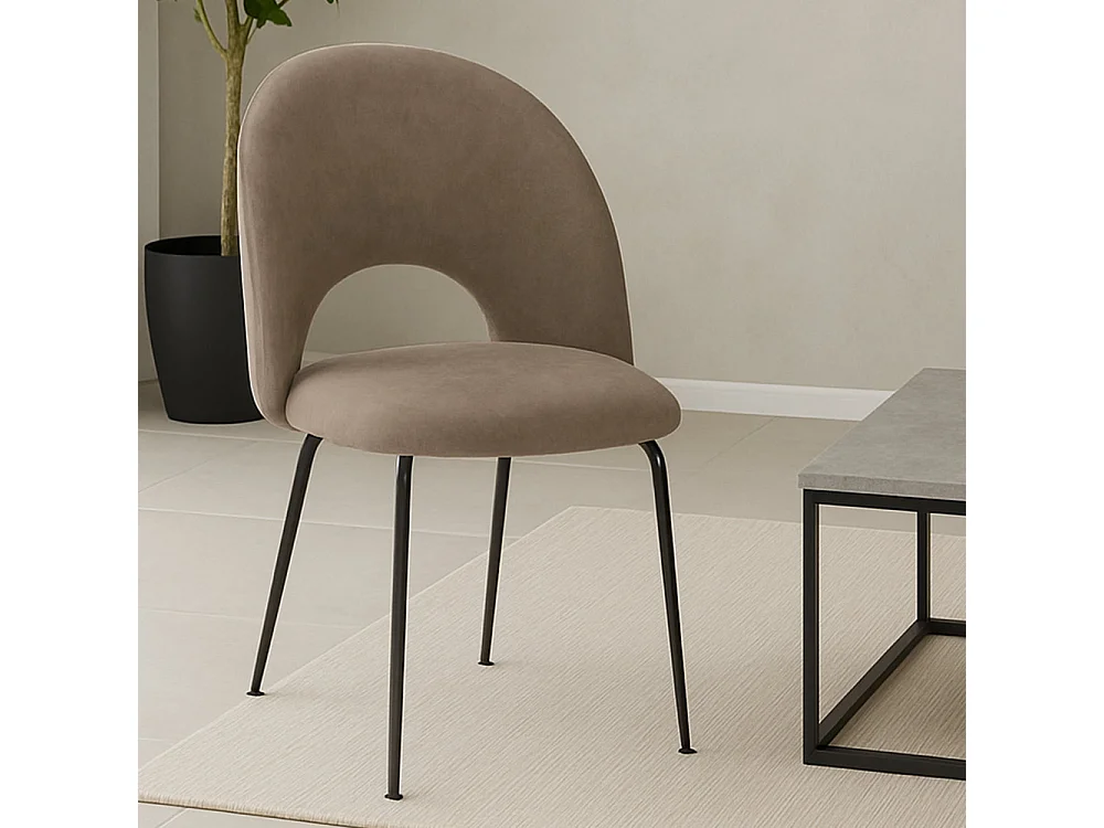 Chaise de salle à manger Paola en microfibre nubuck marron clair avec pieds en métal noir