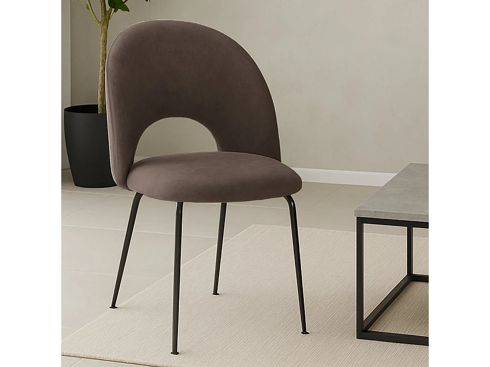Chaise de salle à manger Paola en microfibre nubuck marron avec pieds en métal noir