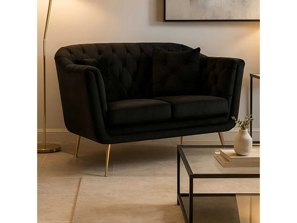 Zwarte stoffen en metalen bank met kussens