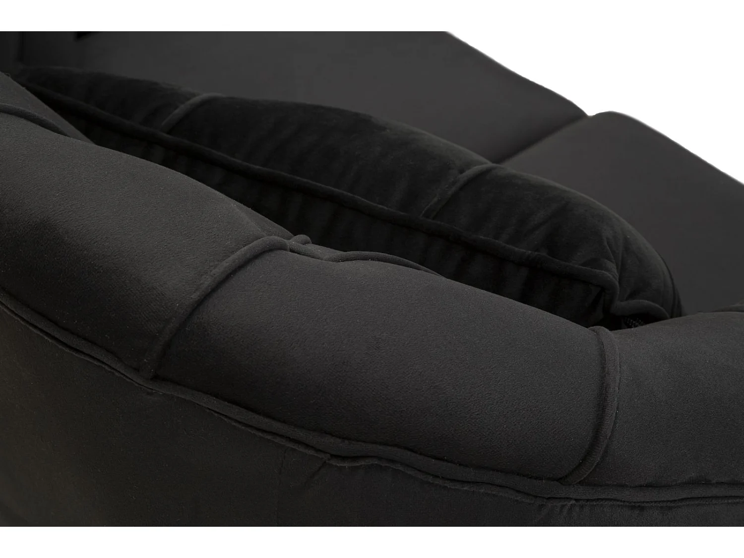 Zwarte stoffen en metalen bank met kussens