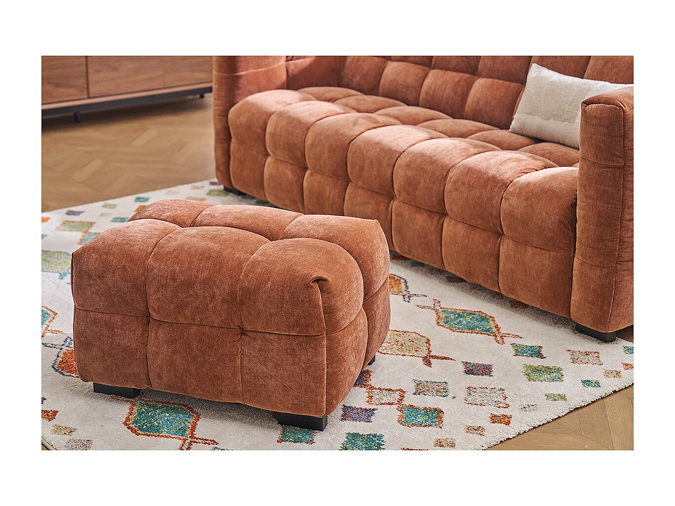 Divano design 3 posti e poggia piedi in tessuto effetto velluto color bruciato CORTO