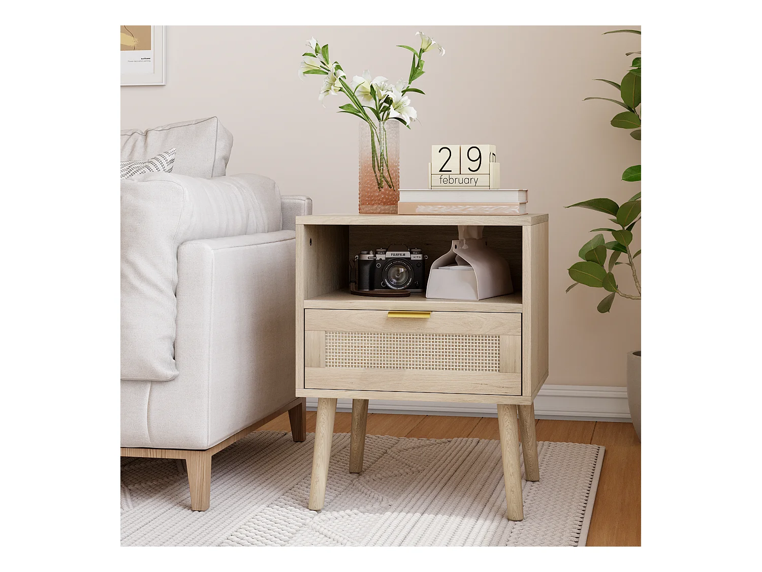 Mesita de noche color natural con cajón de ratán, tirador dorado 45x40x55,5cm