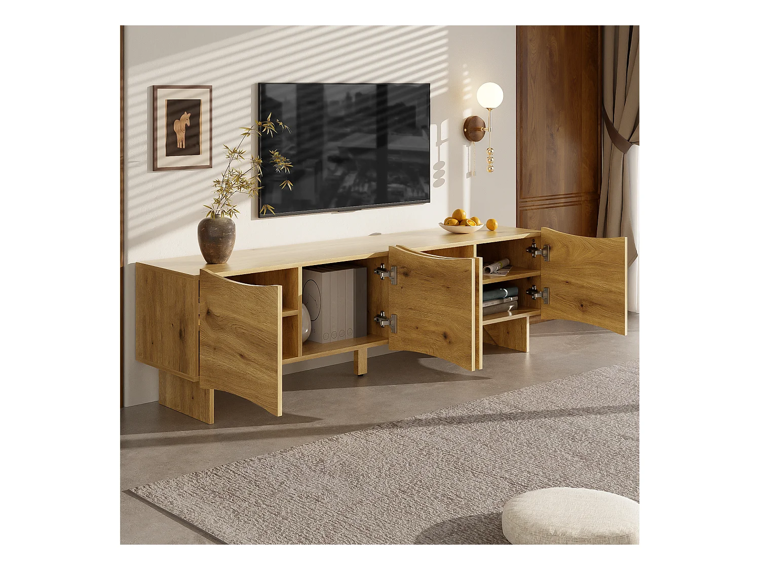 Meuble TV couleur naturelle avec 4 portes et passe-câbles, design à motifs ondulés 155x36x47cm