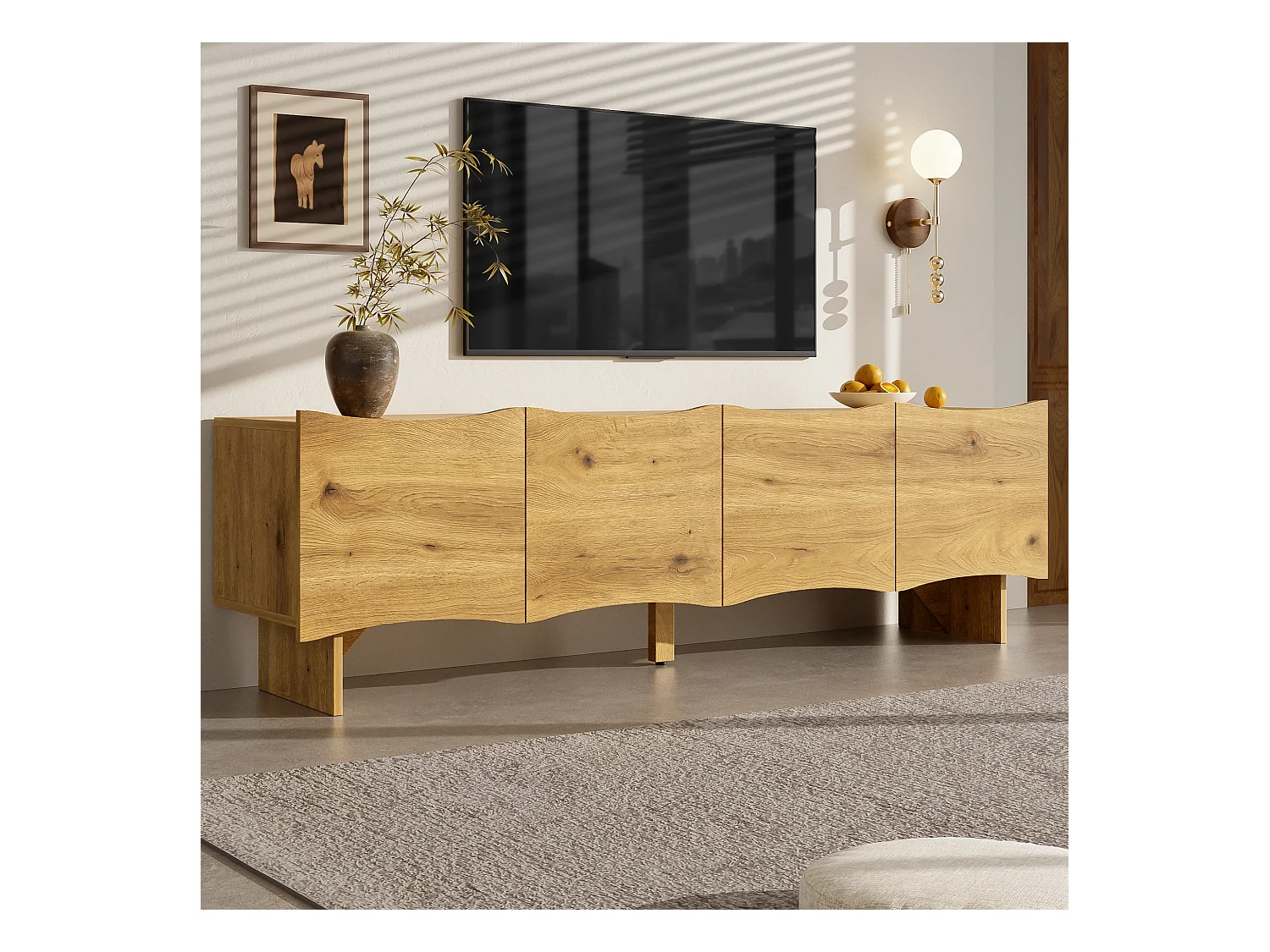 Meuble TV couleur naturelle avec 4 portes et passe-câbles, design à motifs ondulés 155x36x47cm