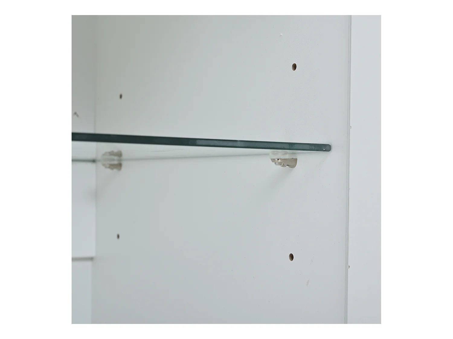 Vitrine blanche avec éclairage LED - Vitrine avec 1 porte et 2 étagères en verre - quatre compartiments de rangement