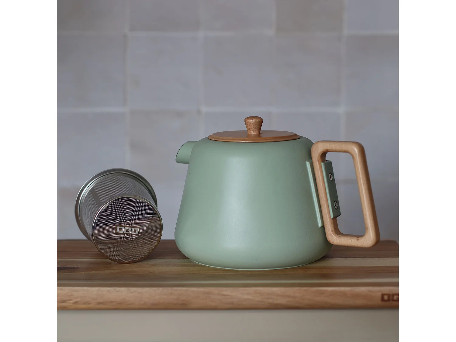 Ogo Living - Théière Viggo 500ml En Fonte Vert Amande Avec Poignée Couvercle Bois