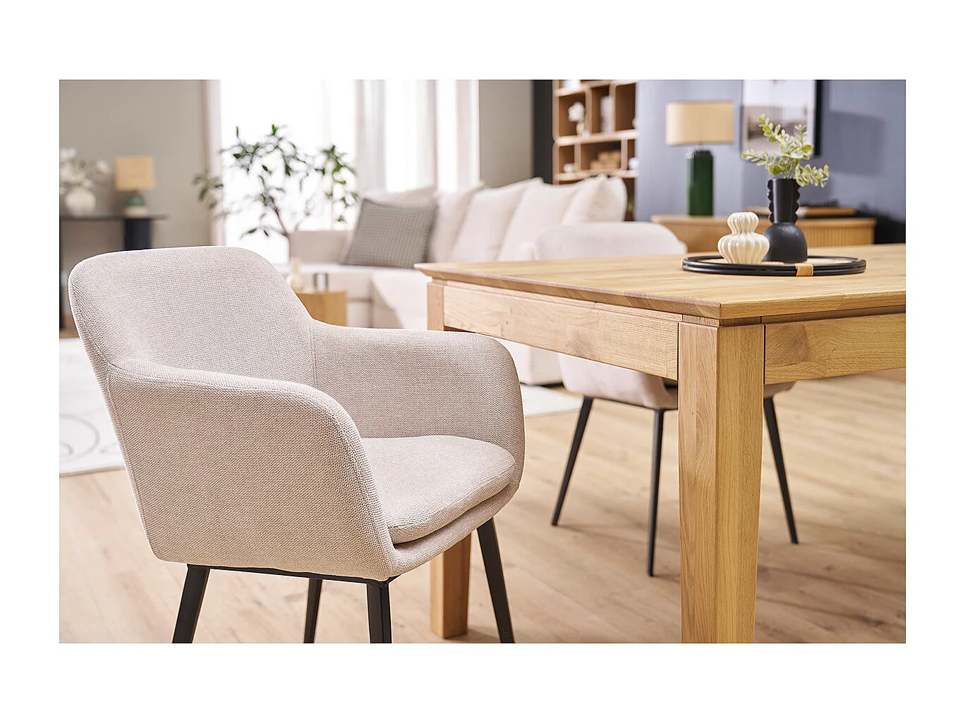 Stühle aus beigem Samt-Effekt Stoff und schwarzem Metall (2er-Set) AMIKA