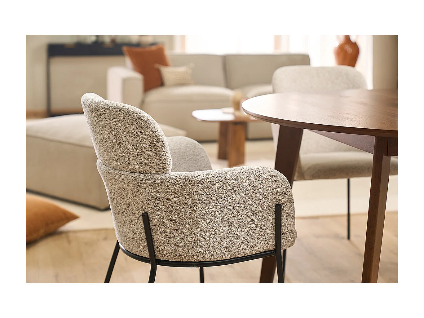 Chaise design en tissu velours chenille beige et métal noir TULUM