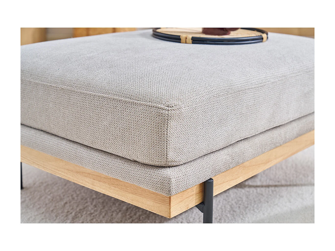 Pouf repose pieds en tissu chenille beige et métal noir TODD