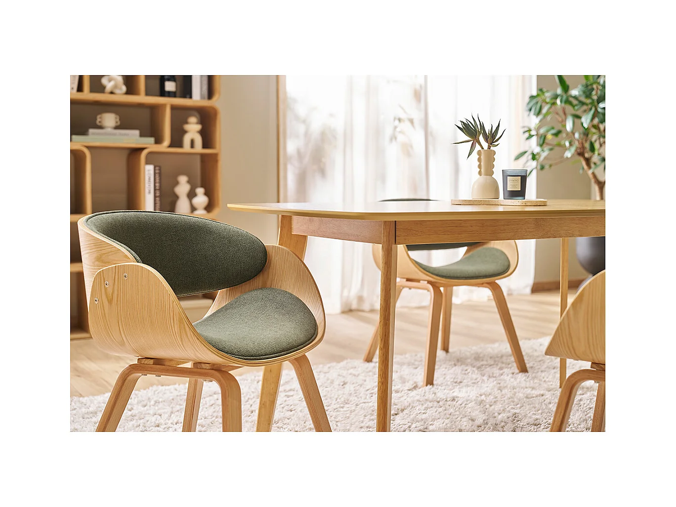 Chaise design en tissu vert kaki et bois clair BENT