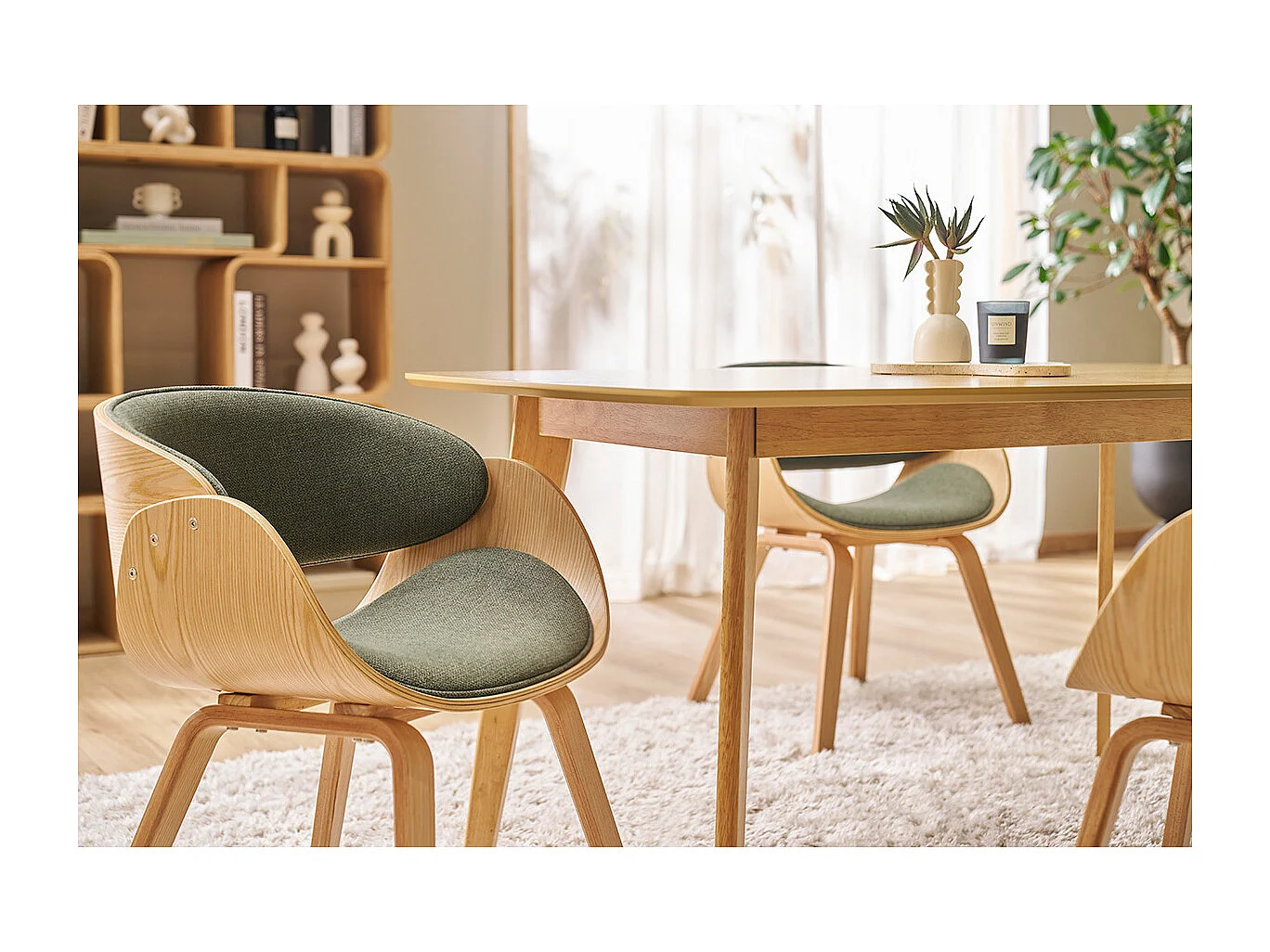 Design-Stuhl aus khakigrünem Stoff und hellem Holz BENT