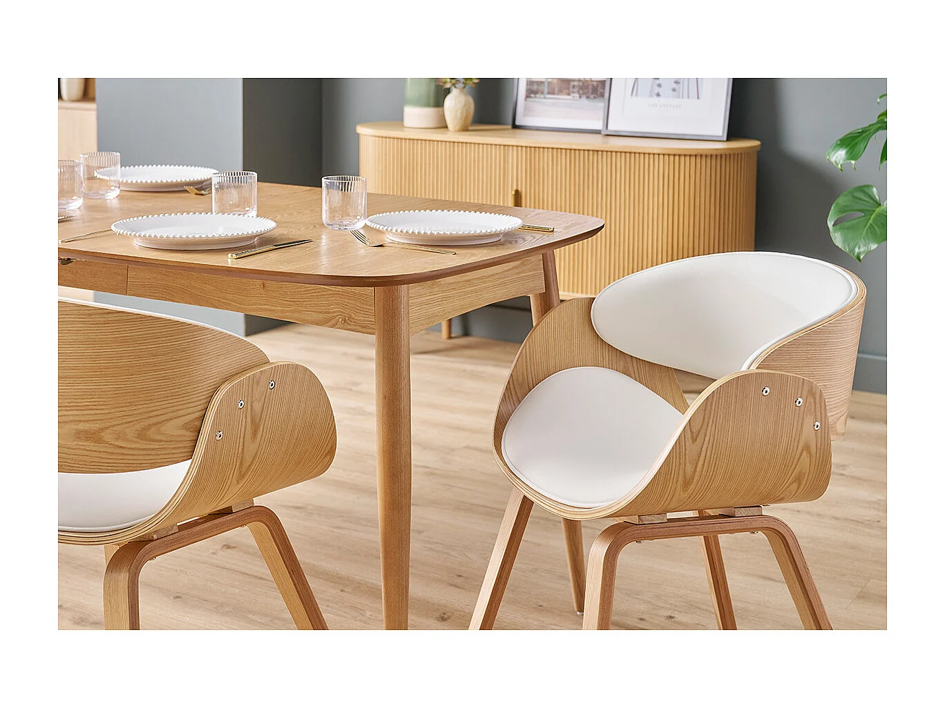 Design-Stuhl aus Samt-Textur-Stoff in Terrakotta und hellem Holz BENT