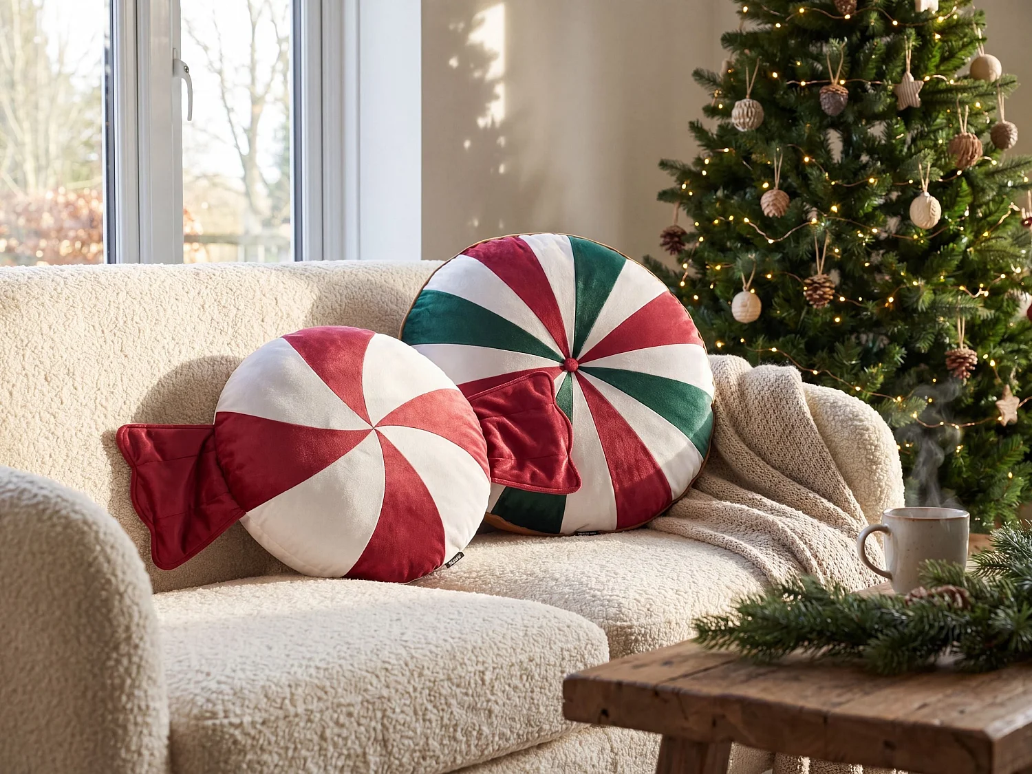 Lot de 2 coussins décoratifs TWIRL TREATS Velours 55 x 55 cm 40 x 40 cm Multicolore Motif de Noël