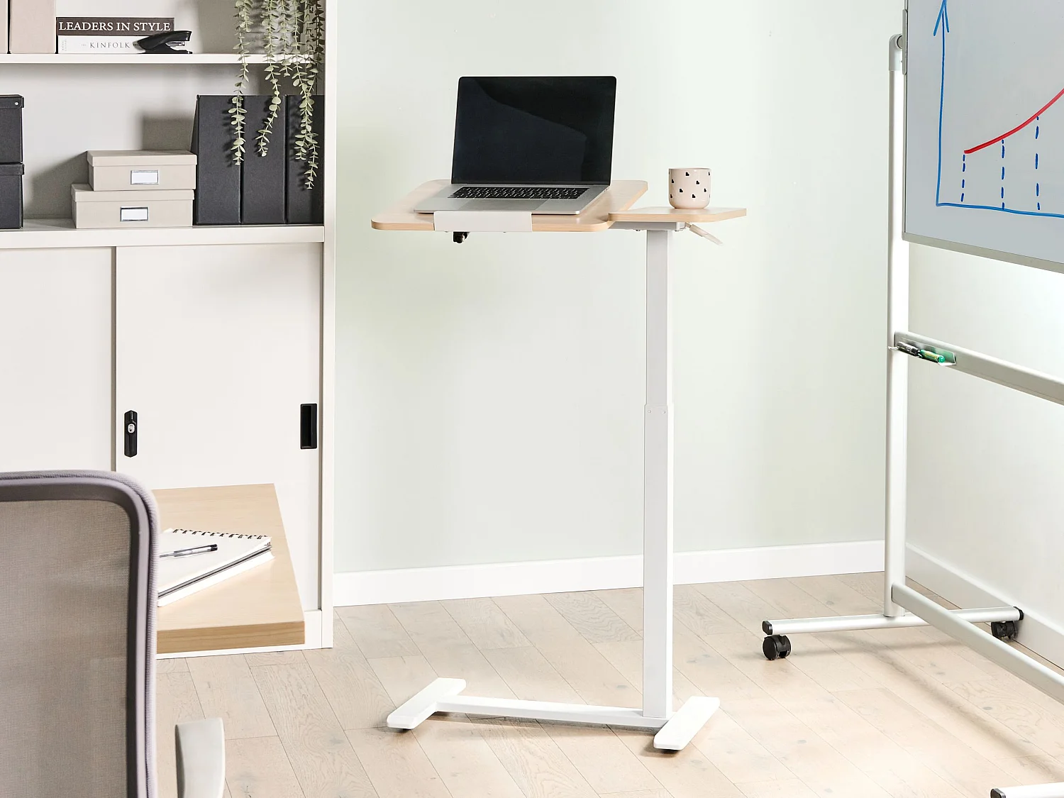Bureau réglable manuellement en hauteur pour ordinateur portable SCHOLA 70 cm x 40 cm Marron clair/blanc