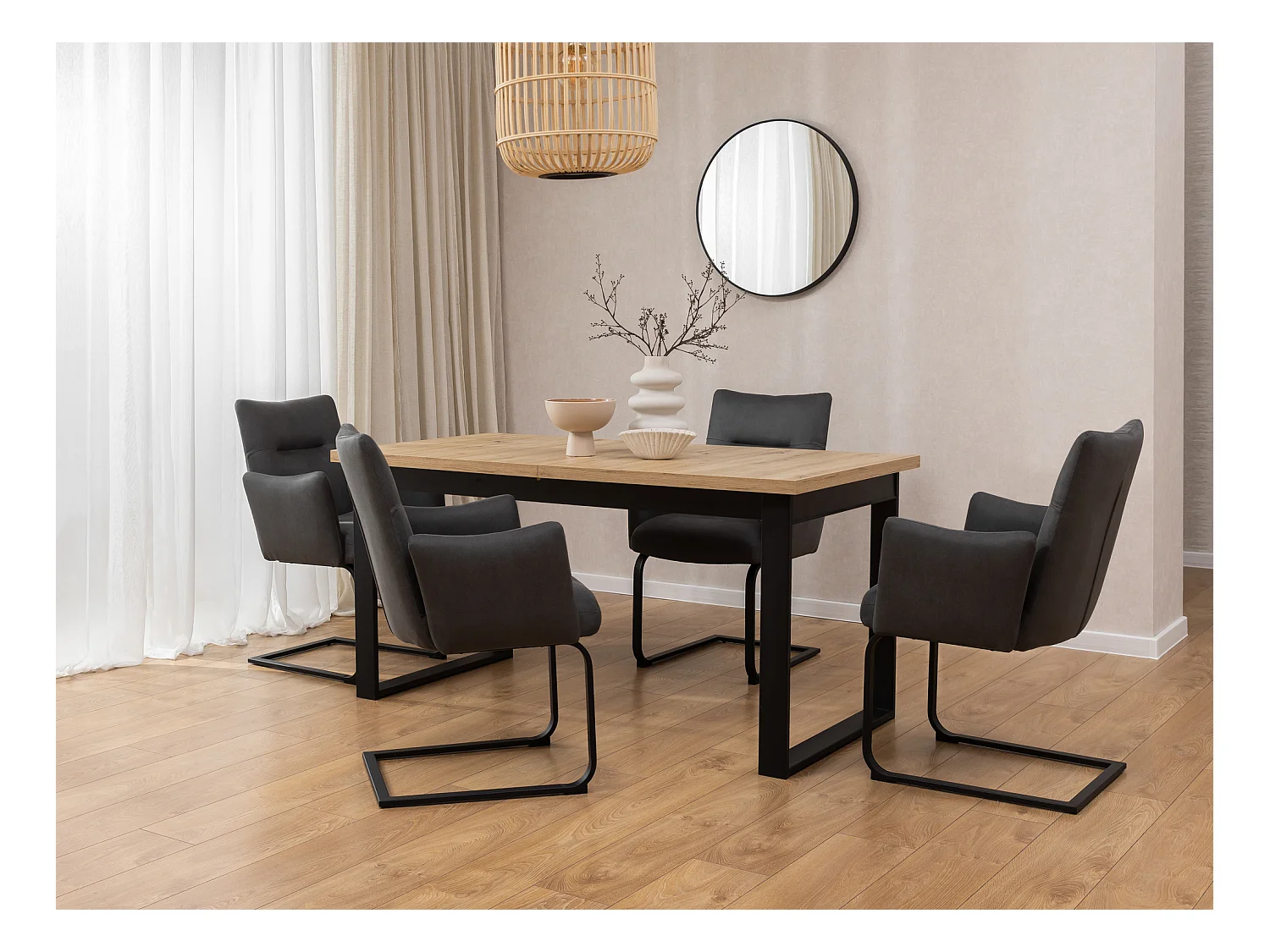 Chaise rembourrée au design moderne, en microfibre anthracite effet vintage, avec accoudoirs et piètement luge en métal noir - Hera