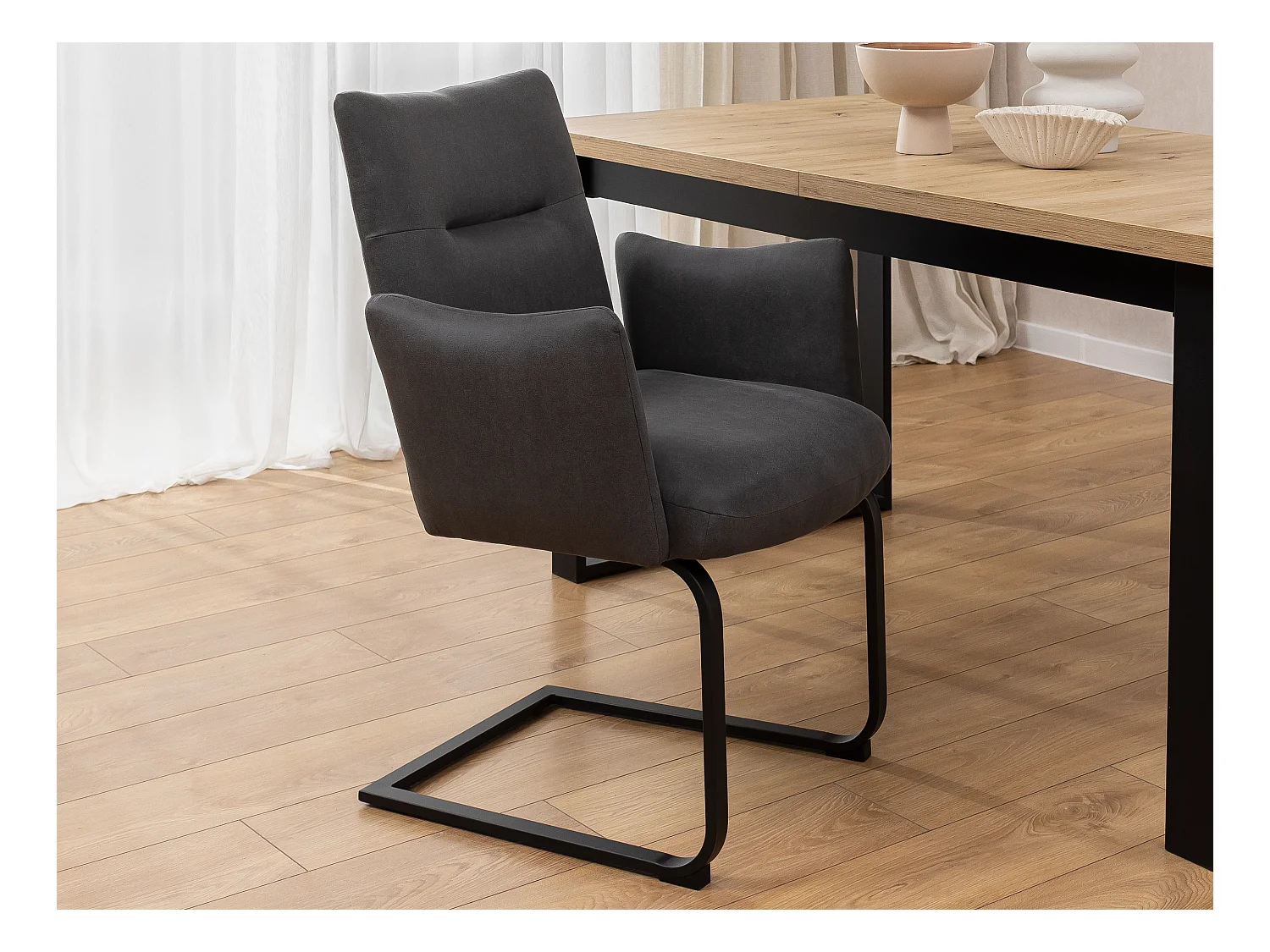 Chaise rembourrée au design moderne, en microfibre anthracite effet vintage, avec accoudoirs et piètement luge en métal noir - Hera