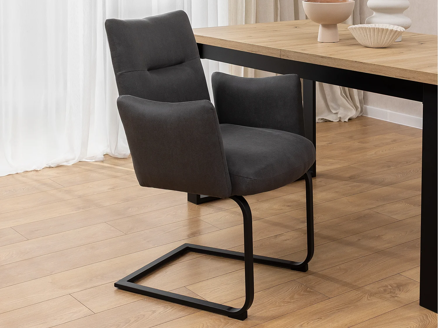 Chaise rembourrée au design moderne, en microfibre anthracite effet vintage, avec accoudoirs et piètement luge en métal noir - Hera