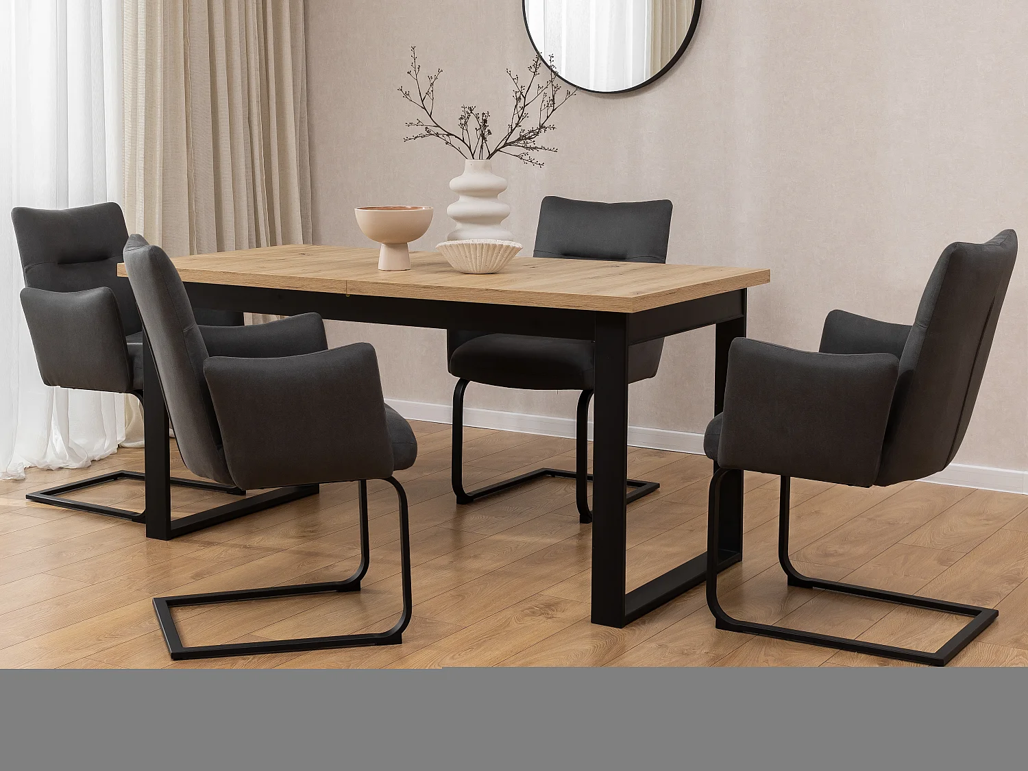 Chaise rembourrée au design moderne, en microfibre anthracite effet vintage, avec accoudoirs et piètement luge en métal noir - Hera