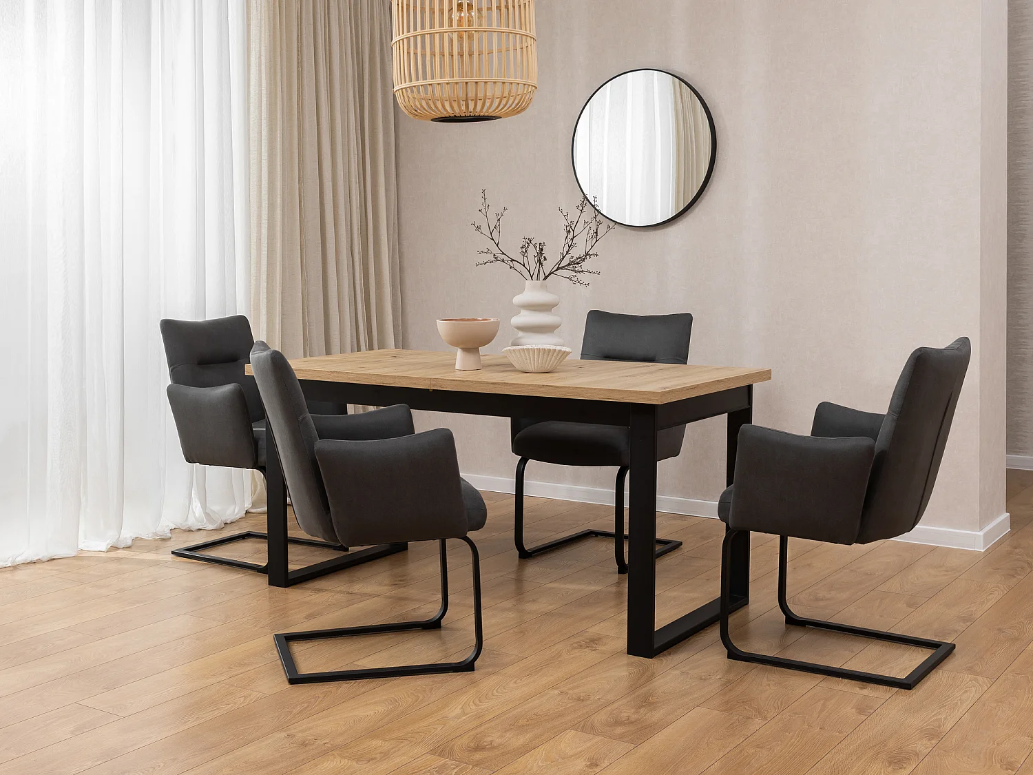 Chaise rembourrée au design moderne, en microfibre anthracite effet vintage, avec accoudoirs et piètement luge en métal noir - Hera