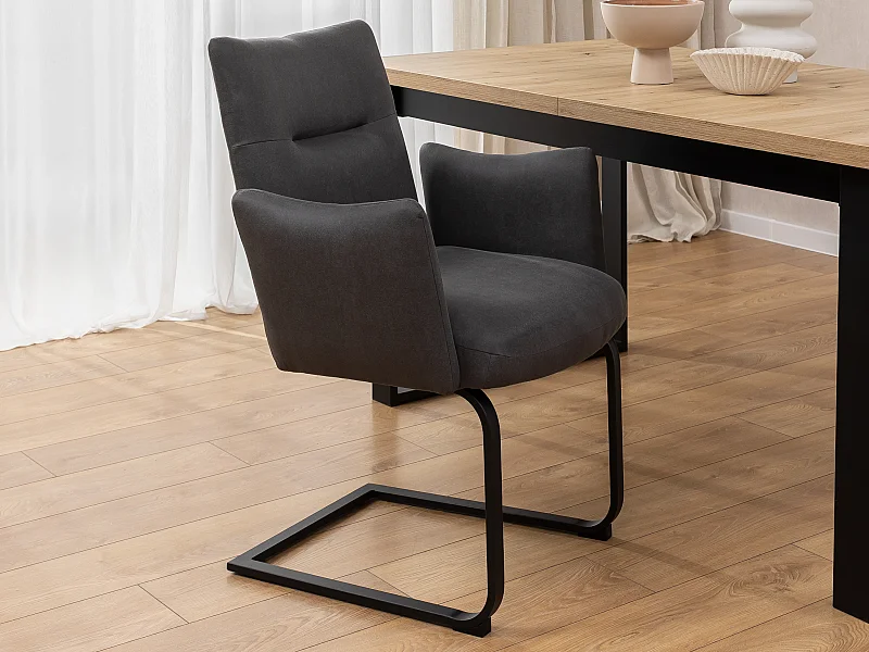 Chaise rembourrée au design moderne, en microfibre anthracite effet vintage, avec accoudoirs et piètement luge en métal noir - Hera