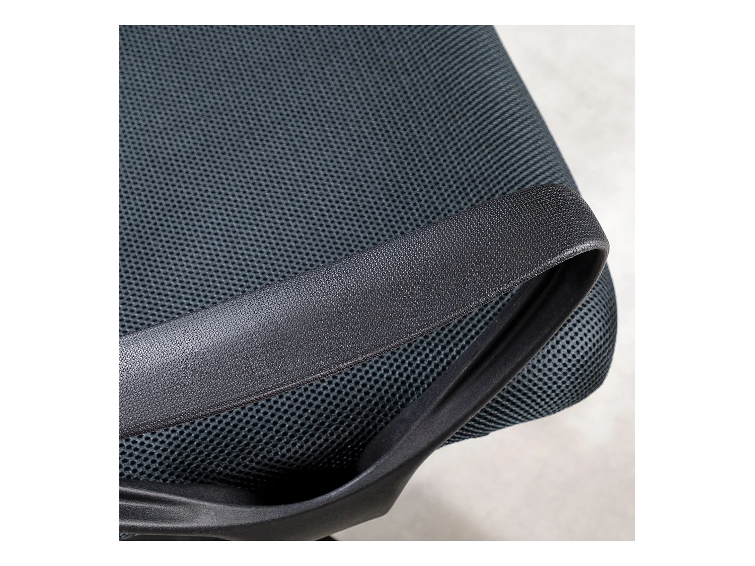 Chaise de bureau ergonomique JOGO gris assise pivotante et réglable en hauteur 99 cm, roulettes adaptées à la moquette