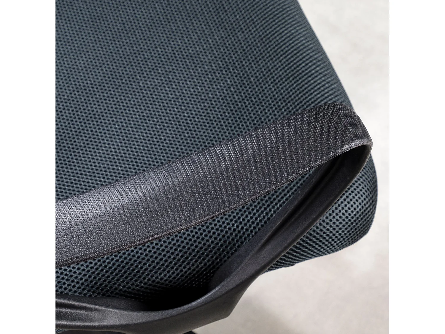 Chaise de bureau ergonomique JOGO gris assise pivotante et réglable en hauteur 99 cm, roulettes adaptées à la moquette