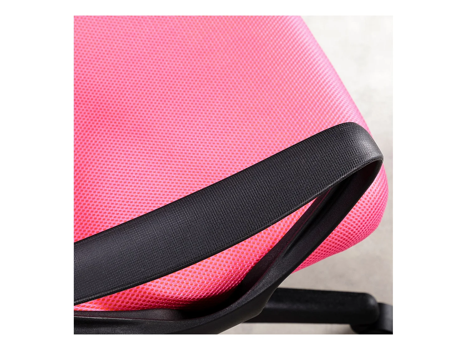 Chaise de bureau ergonomique JOGO rose assise pivotante et réglable en hauteur 99 cm, roulettes adaptées à la moquette