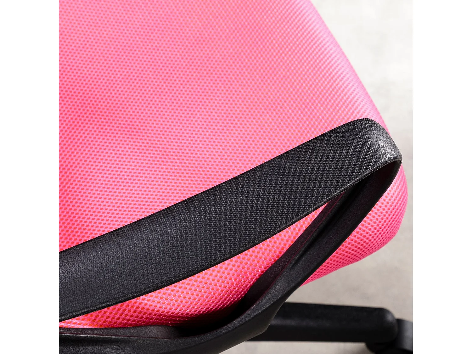 Chaise de bureau ergonomique JOGO rose assise pivotante et réglable en hauteur 99 cm, roulettes adaptées à la moquette