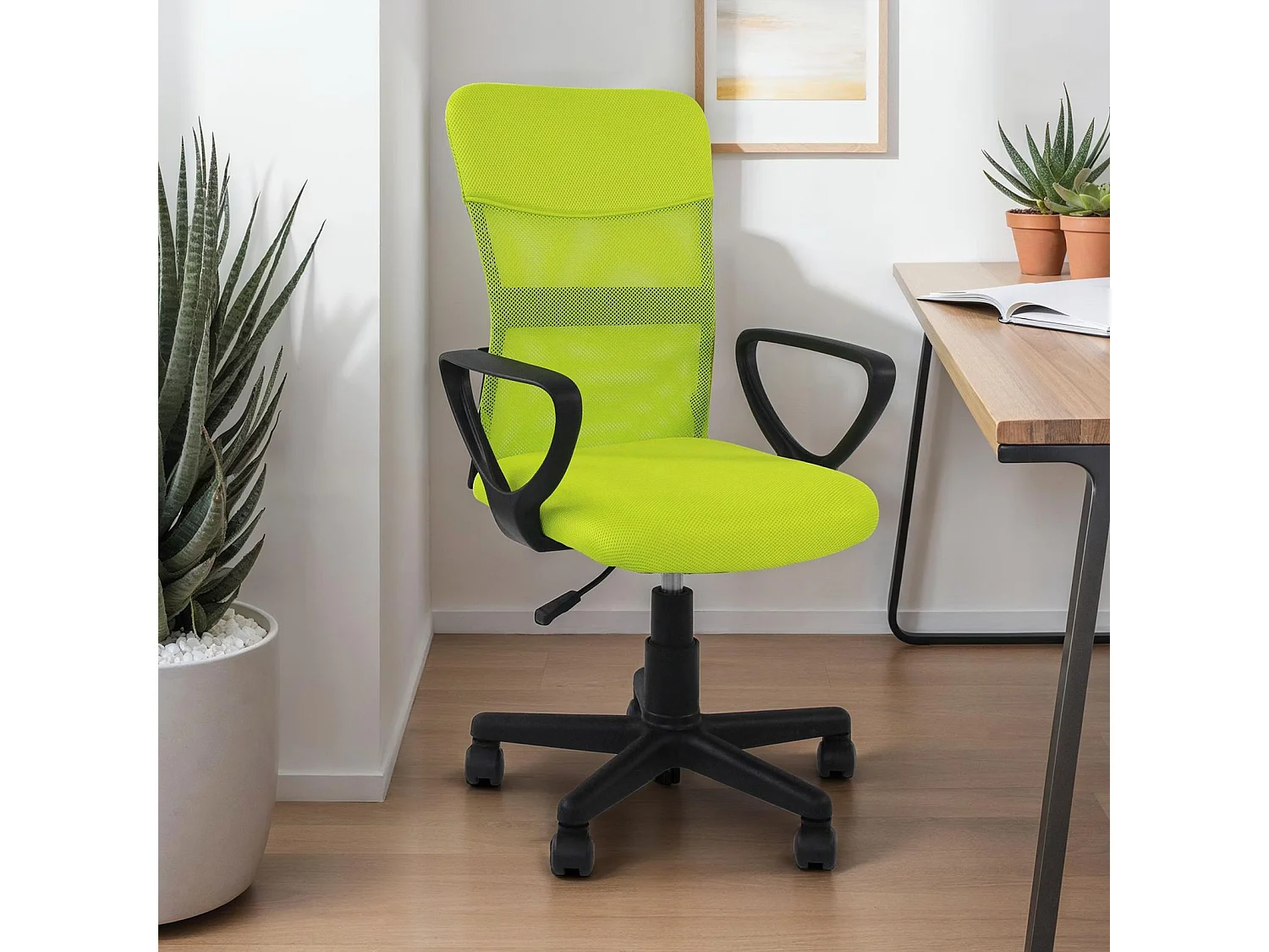 Chaise de bureau ergonomique JOGO vert assise pivotante et réglable en hauteur 99 cm, roulettes adaptées à la moquette