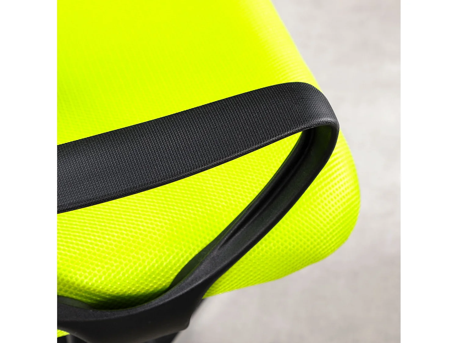 Chaise de bureau ergonomique JOGO vert assise pivotante et réglable en hauteur 99 cm, roulettes adaptées à la moquette