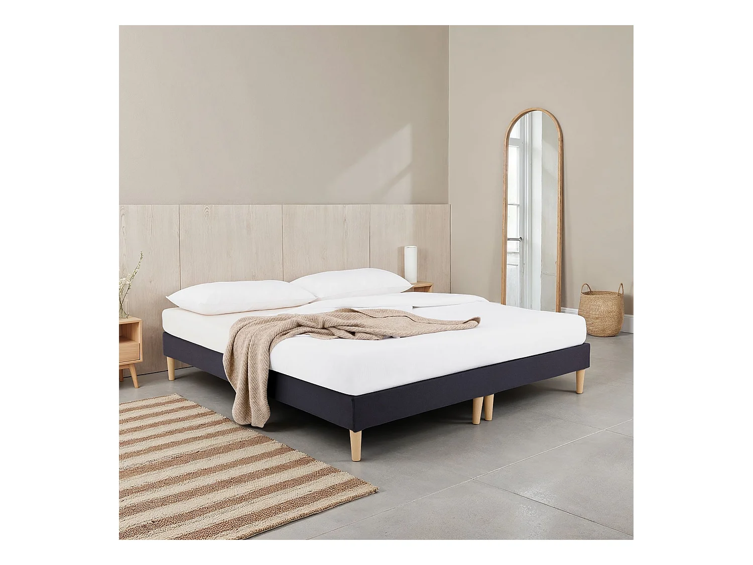 Sommier tapissier RENNES 180 x 200 cm structure en bois et revêtement en tissu noir, cadre de lit avec pieds