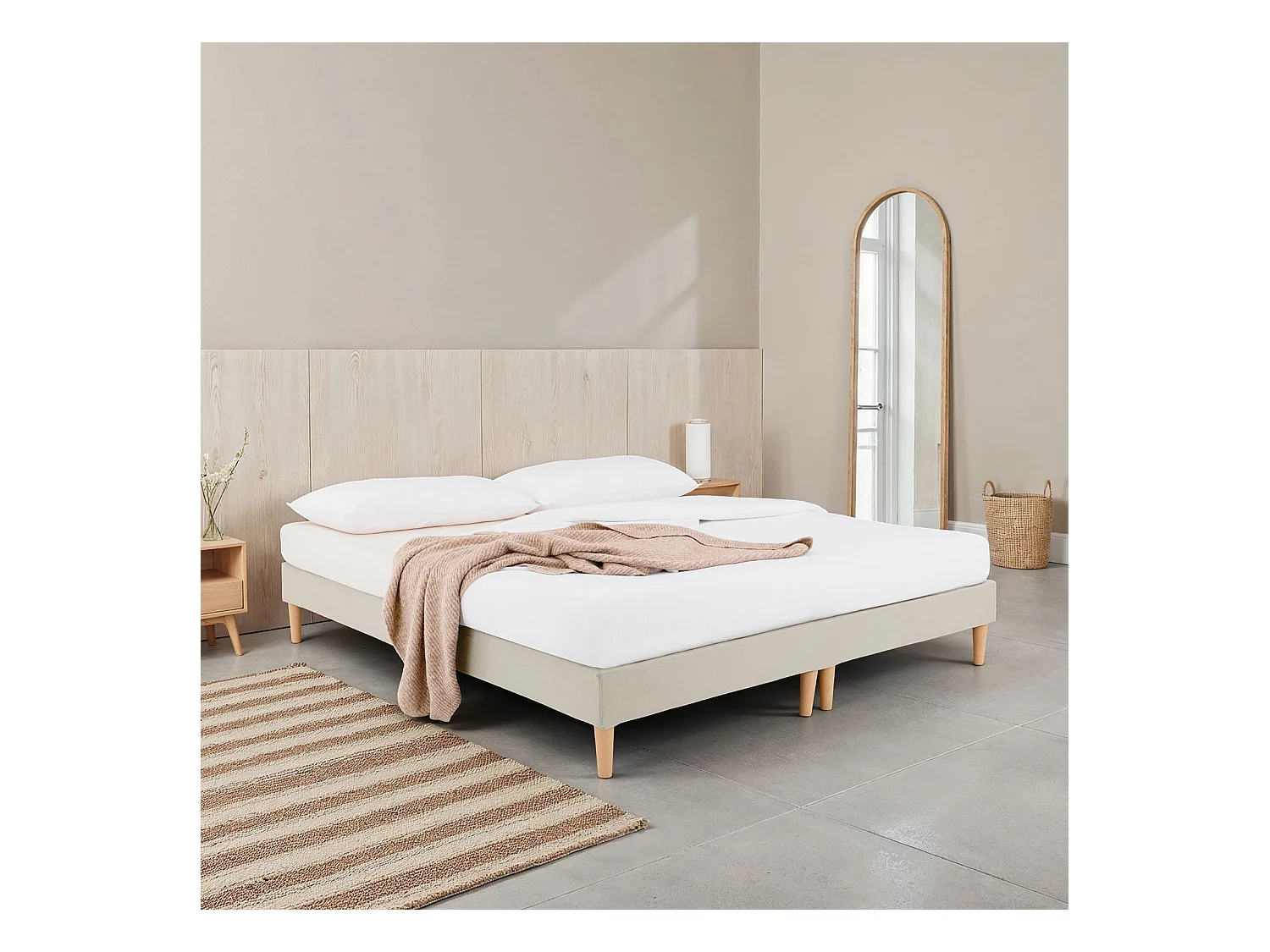 Sommier tapissier RENNES 180 x 200 cm structure en bois et revêtement en tissu beige, cadre de lit avec pieds