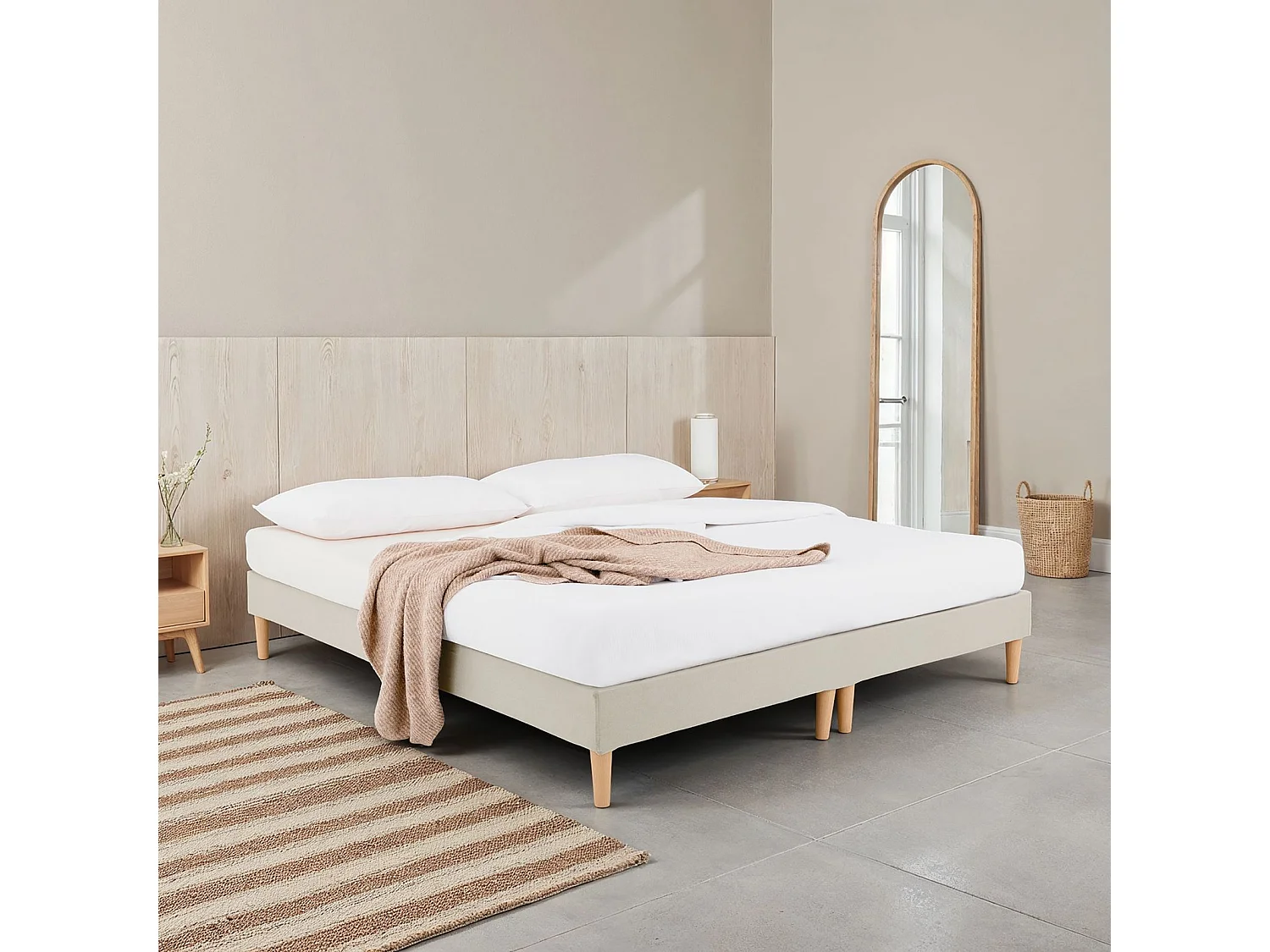 Sommier tapissier RENNES 180 x 200 cm structure en bois et revêtement en tissu beige, cadre de lit avec pieds