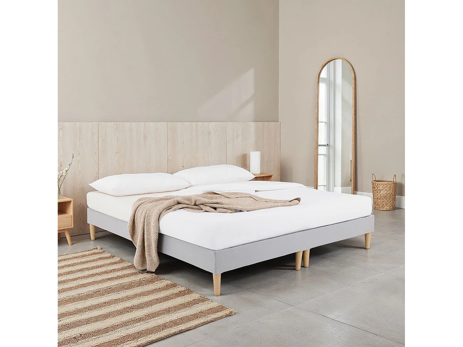 Sommier tapissier RENNES 180 x 200 cm structure en bois et revêtement en tissu gris, cadre de lit avec pieds
