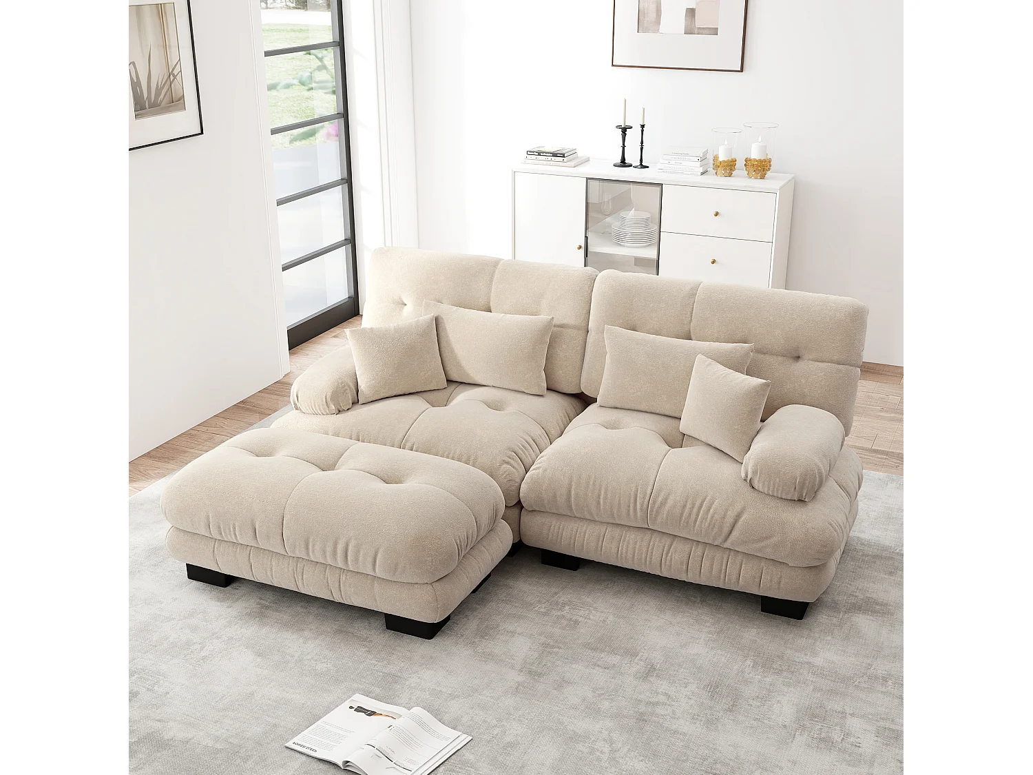 Divano angolare Cloud a 2 posti con cuscini decorativi e poggiareni, struttura in legno massello, ciniglia color caffè chiaro (220x145x81 cm)