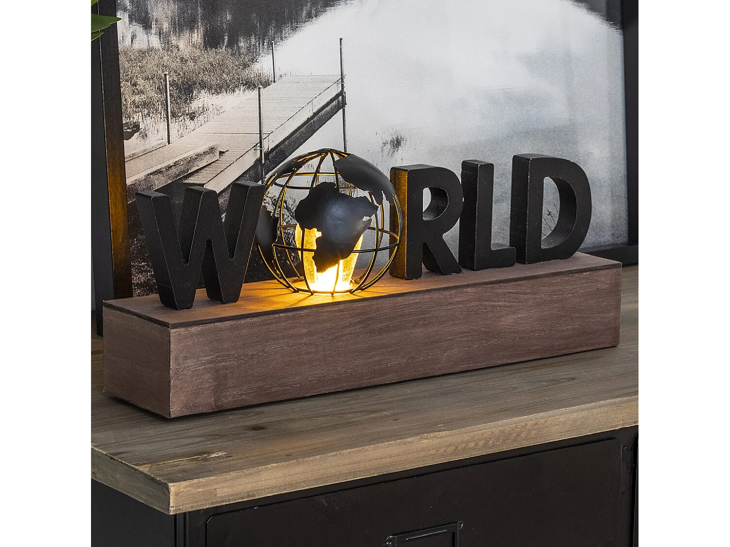 Lámpara con la palabra "WORLD"