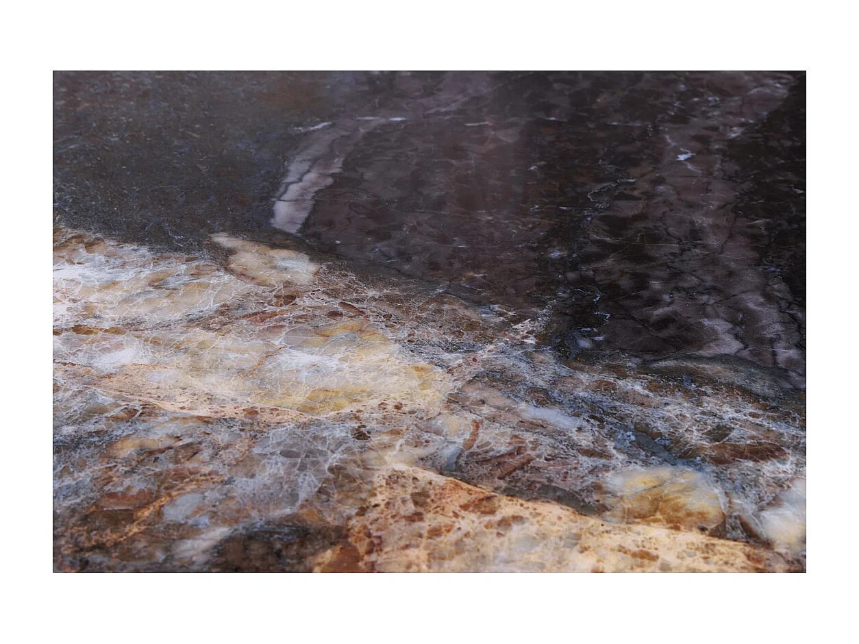 Table de salle à manger NERA – Ovale 200 cm – Plateau marbre gris – Pieds métal or – Style chic