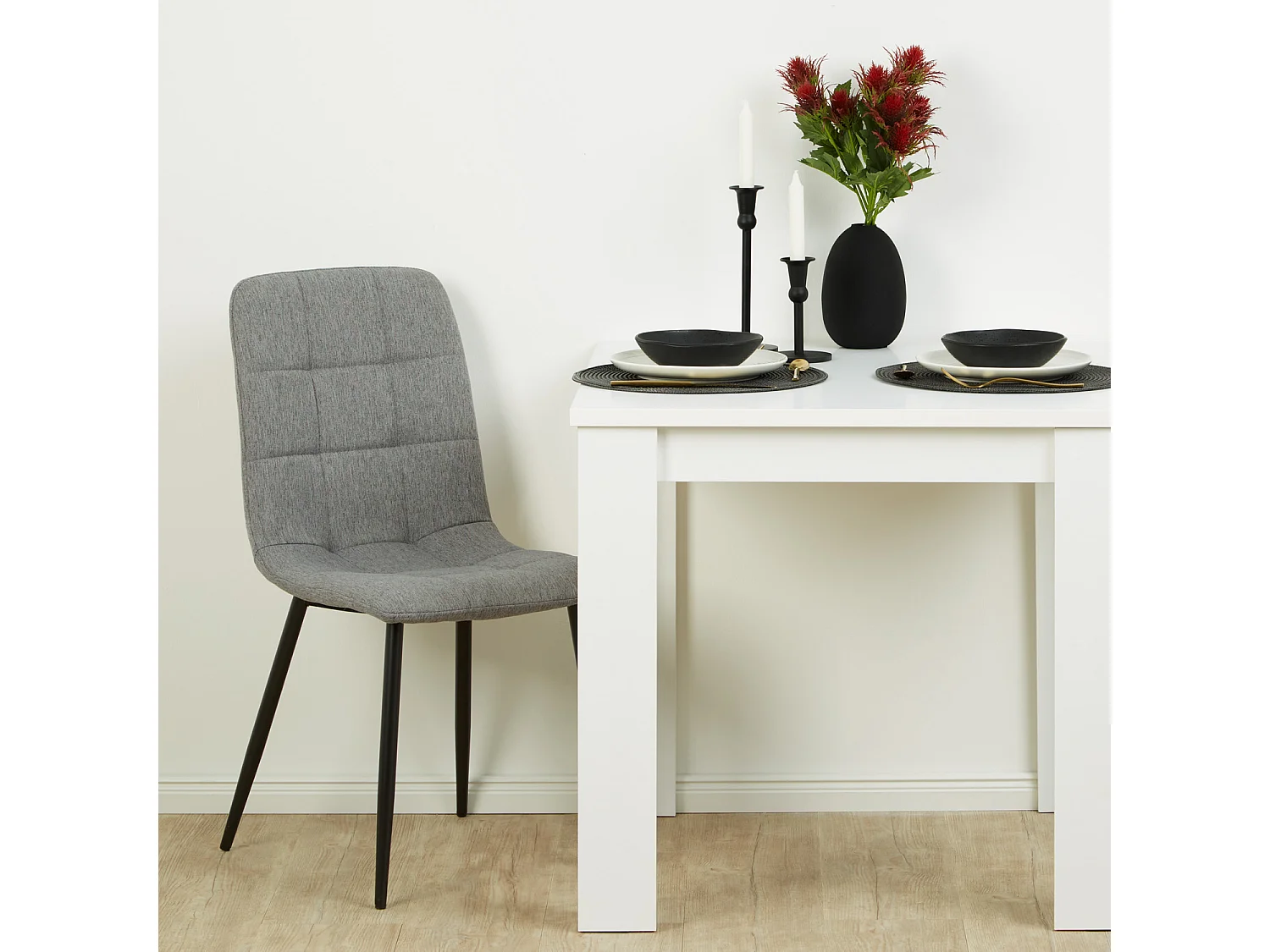 eettafel 80x80x75 cm wit met 2 grijze linnen stoelen