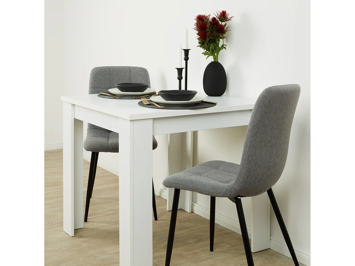 eettafel 80x80x75 cm wit met 2 grijze linnen stoelen