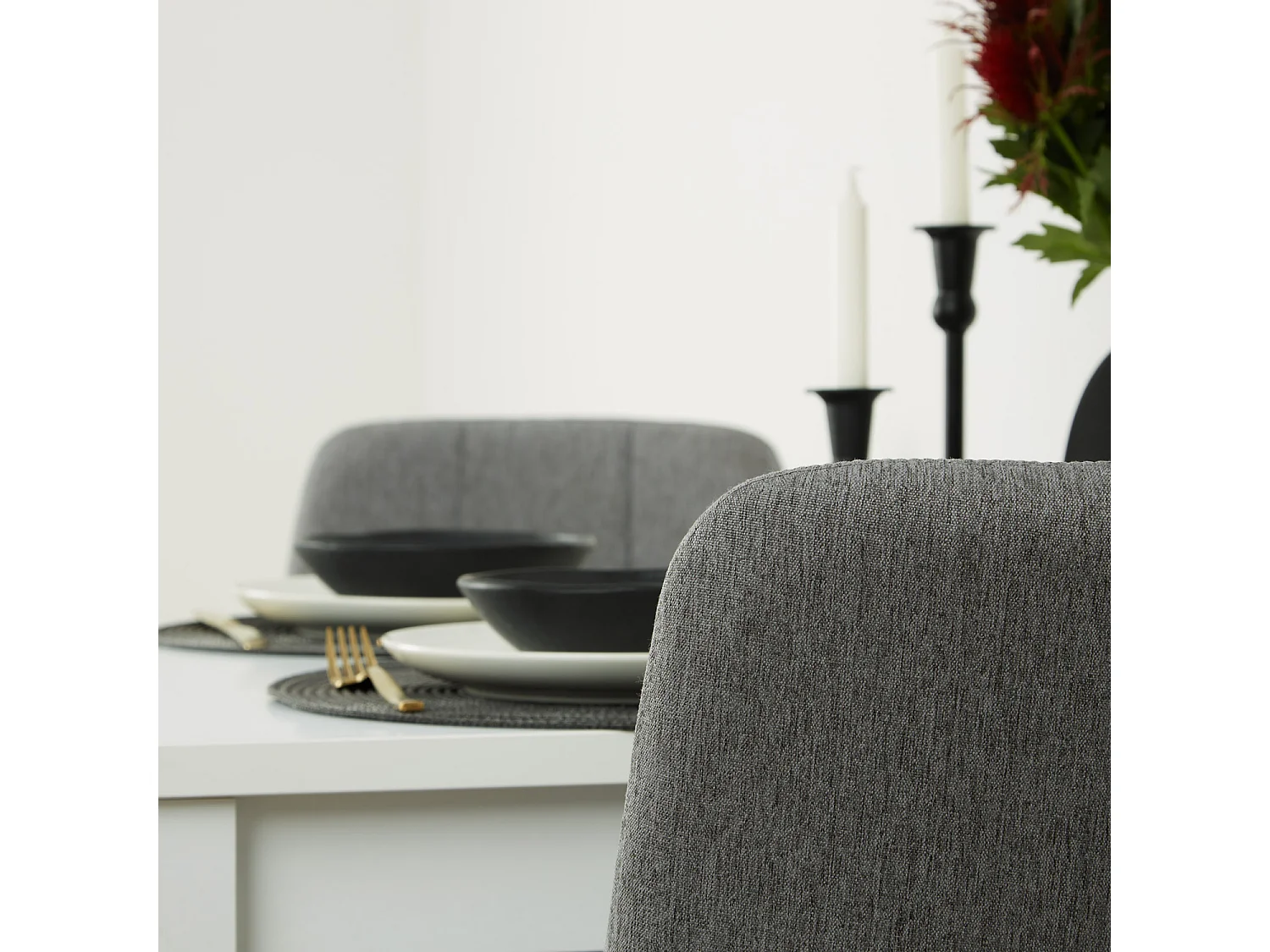 eettafel 80x80x75 cm wit met 2 grijze linnen stoelen