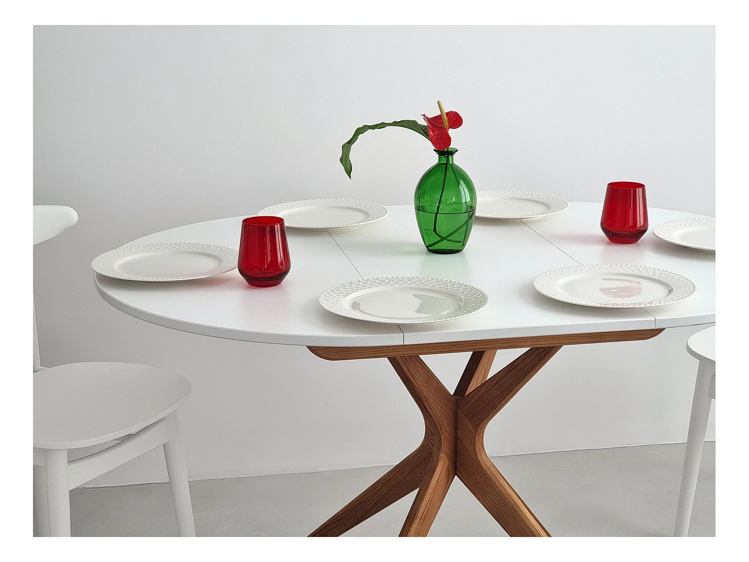 Table à manger ronde extensible 90cm Jubi Bleu Doux | Pied en frêne teinté chêne