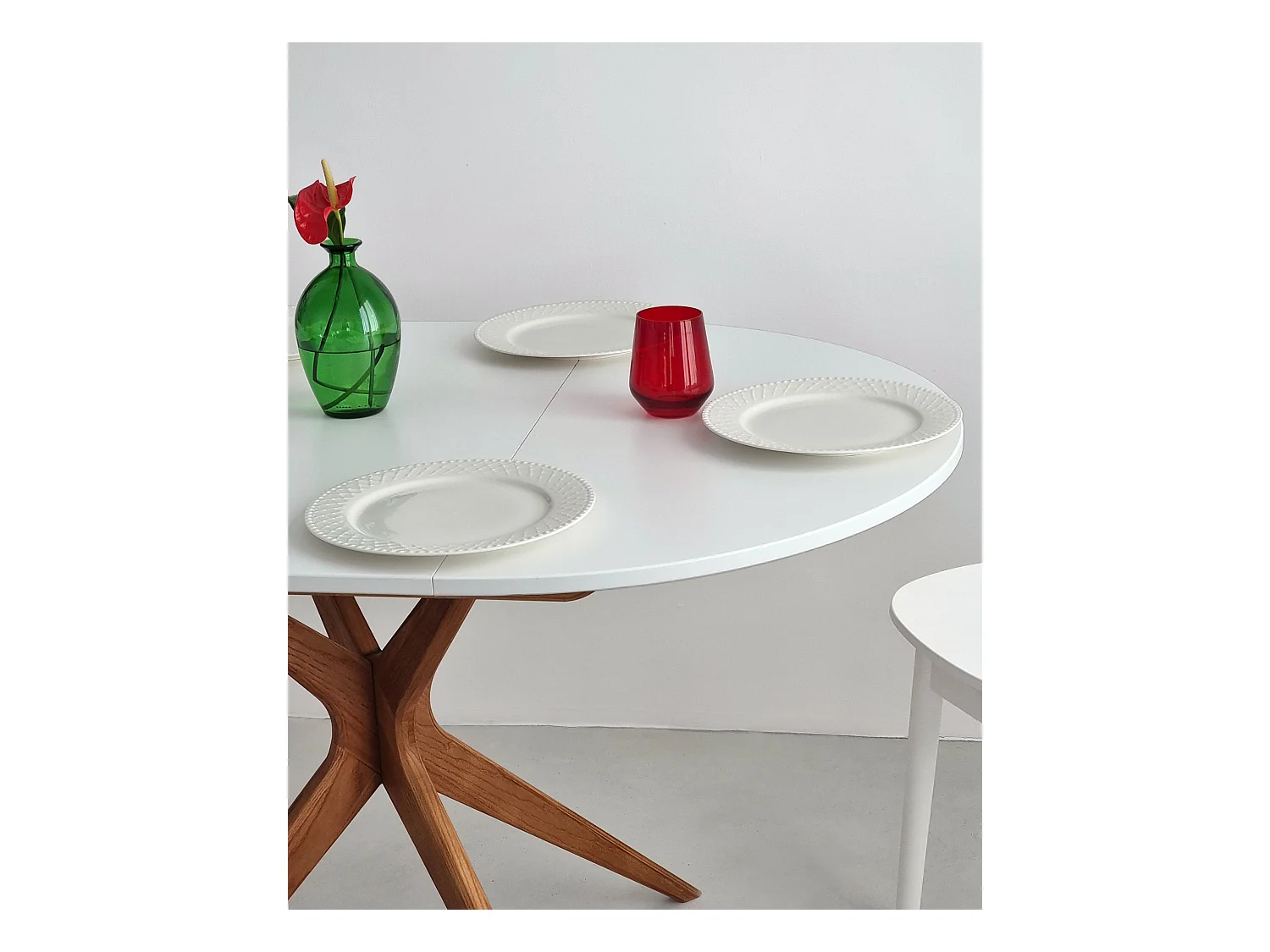 Table à manger ronde extensible 90cm Jubi Bleu Doux | Pied en frêne teinté chêne