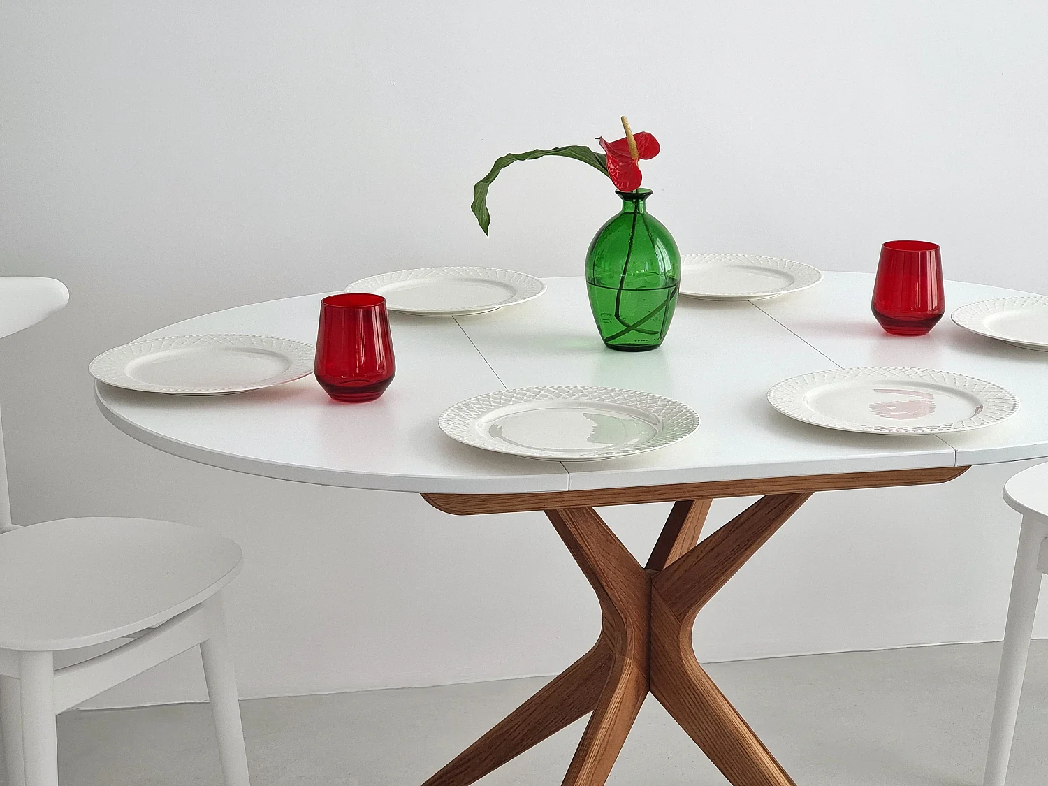 Table à manger ronde extensible 90cm Jubi Blanc Craie | Pied en frêne teinté chêne