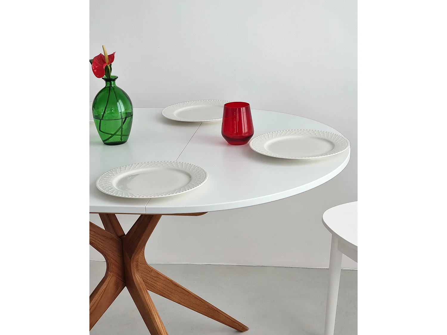 Table à manger ronde extensible 90cm Jubi Brun Beige | Pied en frêne teinté chêne