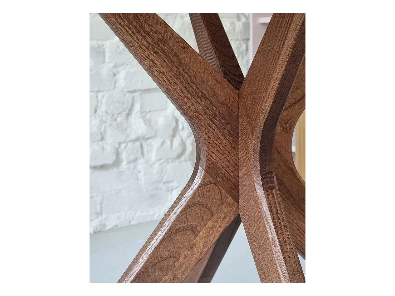 Table à manger ronde extensible 90cm Jubi Brun Beige | Pied en frêne teinté chêne