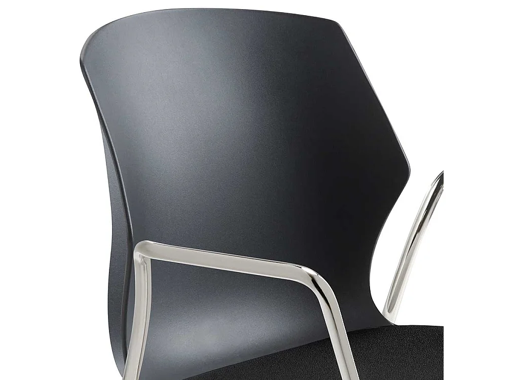 Stapelstuhl in Anthrazit und Schwarz verchromten Armlehnen