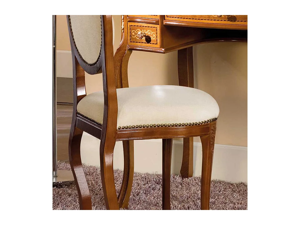 Esszimmerstuhl in Nussbaumfarben und Creme Weiß italienischen Design